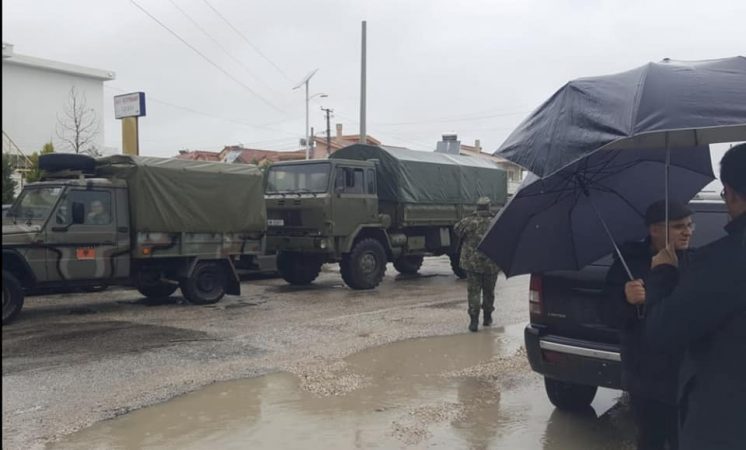 Reshjet e shiut marrin përpara një makinë, dyshohet se në mjet po udhëtonin babë e bir