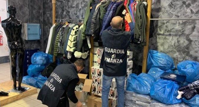 “Made in Italy” në fasoneritë shqiptare dhe ballkanase, zbulohen 75 mijë veshje ‘false’ me vlerë 8 mln euro në Itali