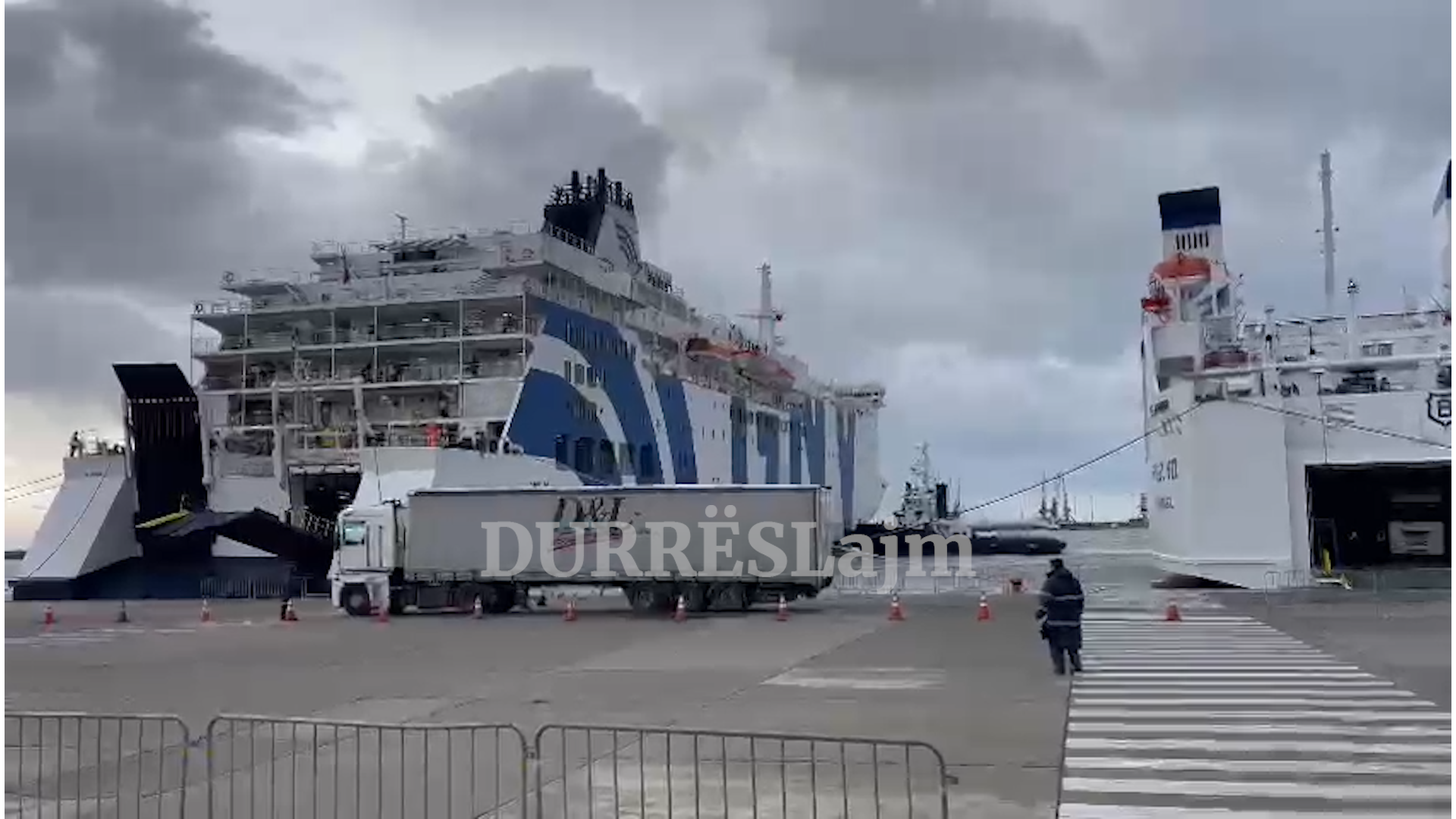 Durrës, nisen me mbi 7 orë vonesë 2 tragetet që udhëtojnë drejt Barit (VIDEO)