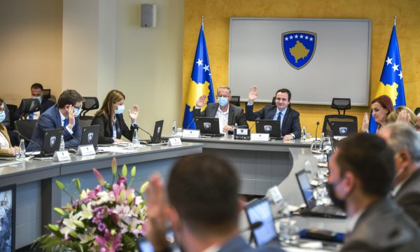 Kurti shfuqizon vendimin e qeverisë Haradinaj, ul pagat e prokurorëve dhe gjyqtarëve