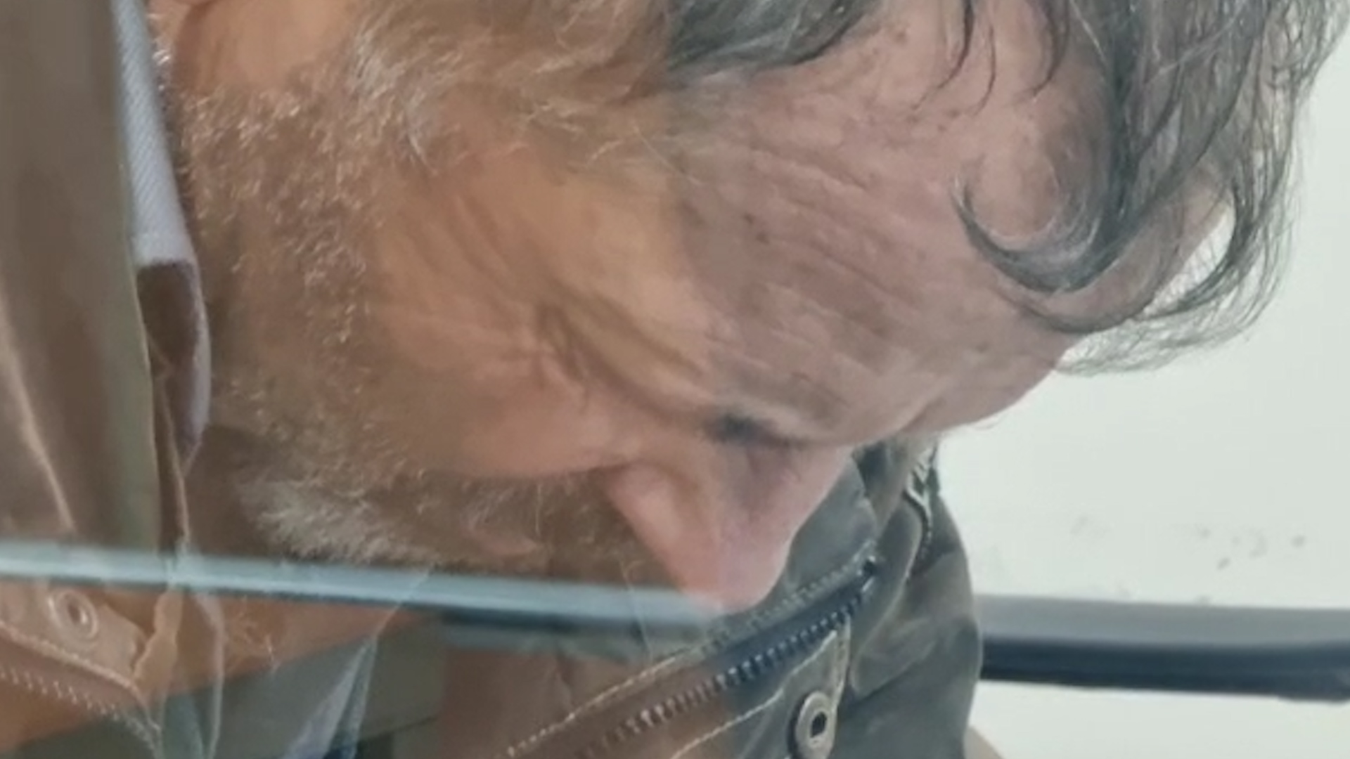 “Nuk doja ta vrisja, ai më goditi me gur. M’u errën sytë…” Vrau fqinjin, 63-vjeçari shfaqet i prekur para gjykatës