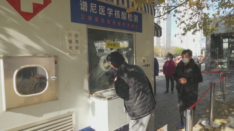 Vala e re e COVID-19, Kina raporton viktimat e para