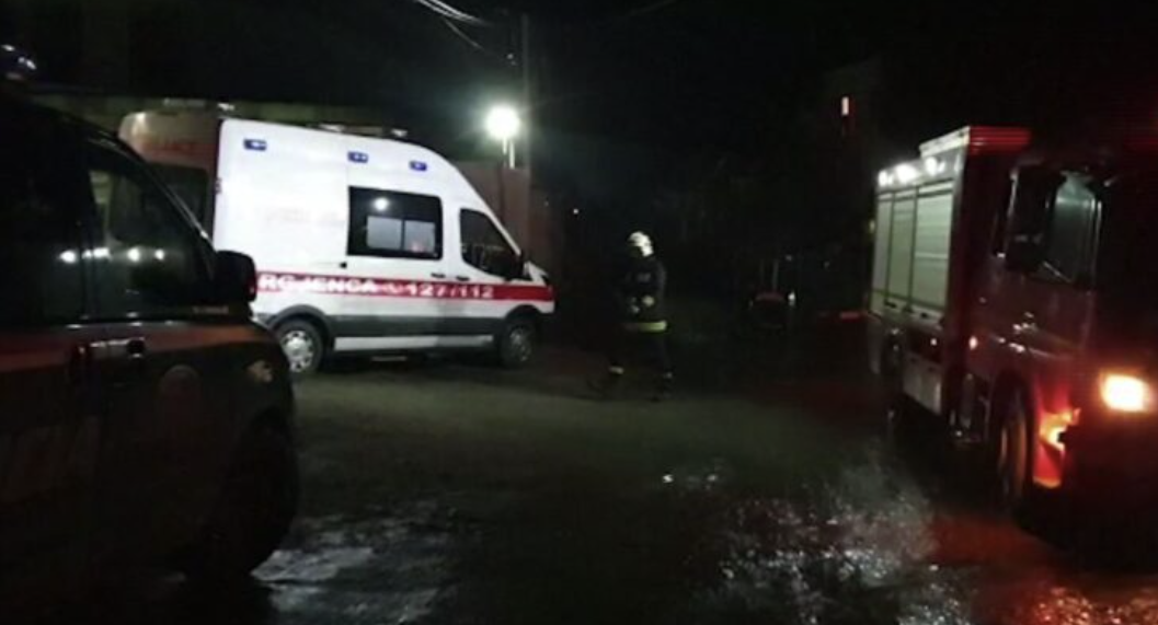 Tentoi të shuante zjarrin në magazinën me bar, korçari pëson djegie në trup, dërgohet në spital