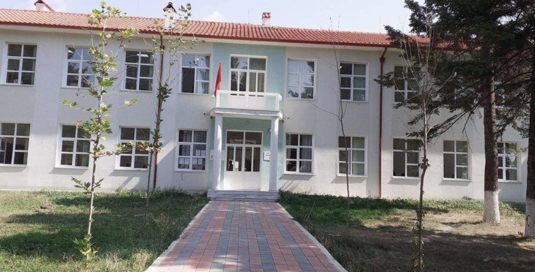 U pezullua nga detyra pas denoncimeve për dhunë ndaj nxënësve, mësuesi hedh poshtë akuzat: Të stisura, kam dyshime të forta te kolegët!