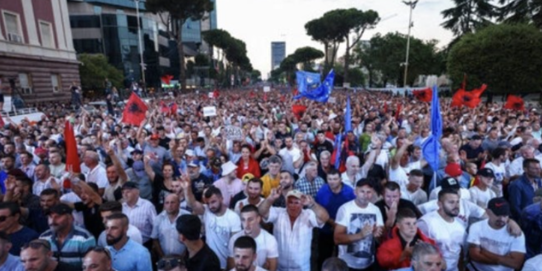 Me pamje nga protesta e 7 korrikut, PD publikon “himnin” e protestës së radhës (VIDEO)