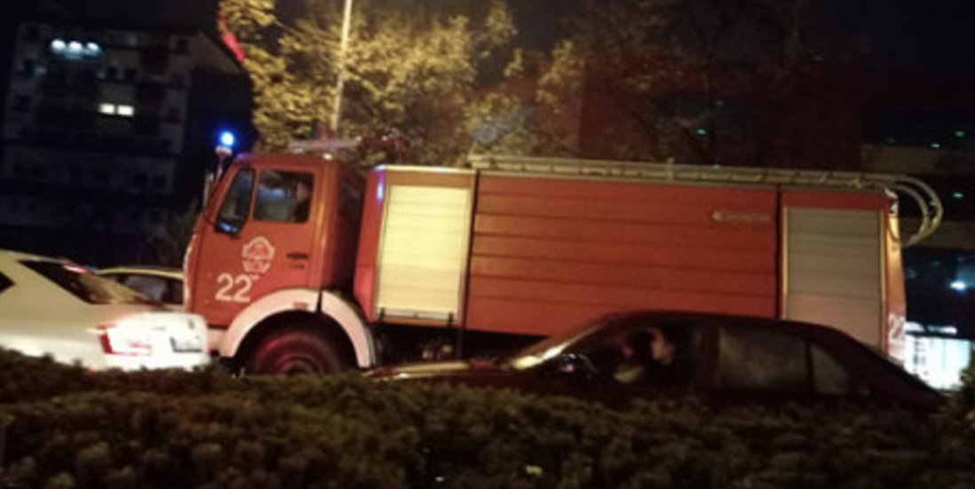 Flakët “përpijnë” banesën, pëson djegie në trup 68-vjeçari