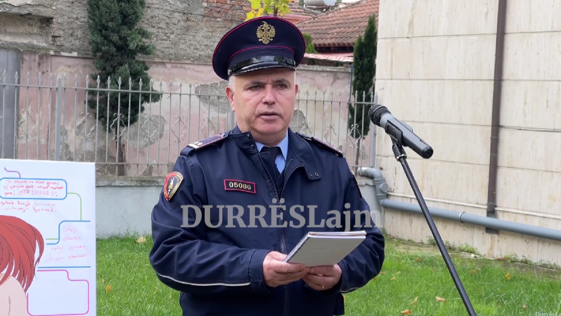 Vendoset instalacioni i tretë “Këpucët e kuqe” në Durrës, shefi i policimit në komunitet ka një thirrje për të gjithë (VIDEO)