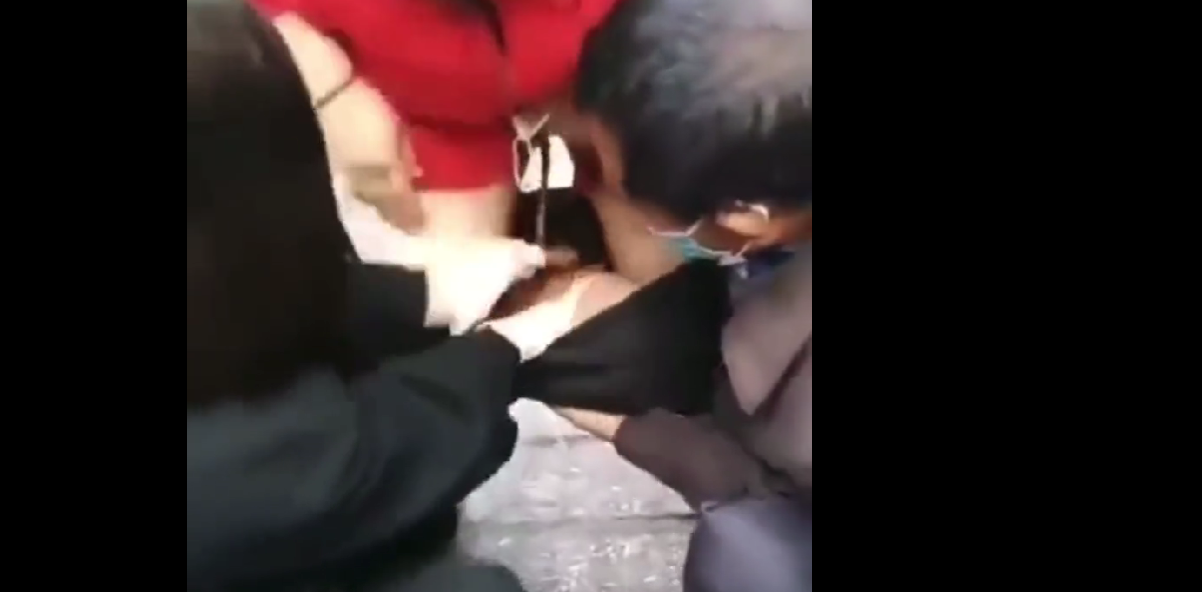 Gruaja lind fëmijën në këmbë në mes të rrugës, nuk e pranoi spitali pa test anti-Covid (VIDEO)