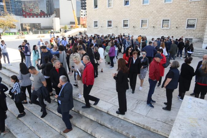 Pedagogët pezullojnë bojkotin e mësimit, por vazhdojnë protestat: Më 8 nëntor mblidhemi përpara Korpusit