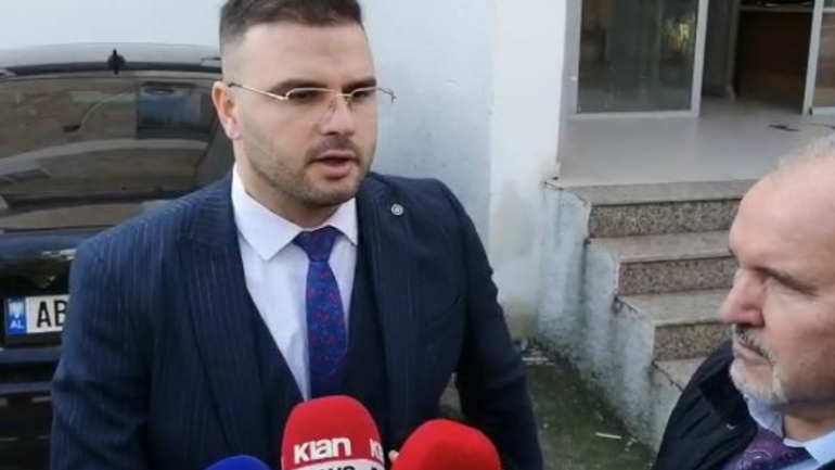 Plagosi kryebashkiakun, avokati i Orges Xhelilit: Policët e kanë marrë forcërisht, kanë dashur ta përdhunojnë