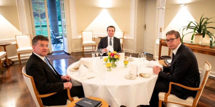 Fillon takimi i përbashkët mes Kurtit dhe Vuçiç në Bruksel