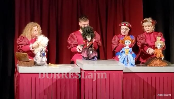 &#8220;Hirushja&#8221; në Durrës, për dy ditë vogëlushët ndoqën shfaqjen e Teatrit të Kukullave (VIDEO)