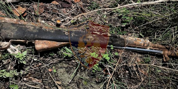 Sherr për pronën/ Kërcënoi me armë kushëririn e tij, pranga 40-vjeçarit