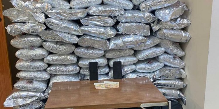 Policia greke kap 70 pako me hashash, dy shqiptar po e transportonin nga kufiri gjelbër, njëri arrestohet