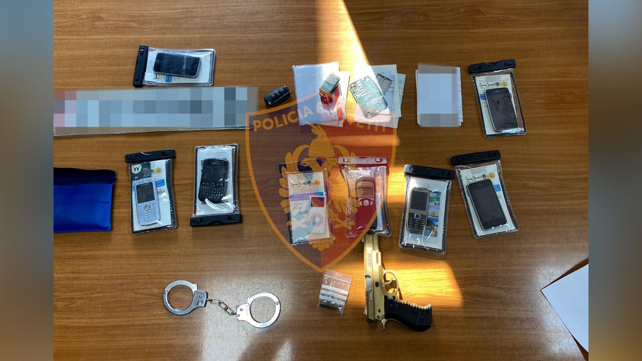 Kanosi me armë sportive dhe goditi me grushte një person, arrestohet 23-vjeçari në Durrës