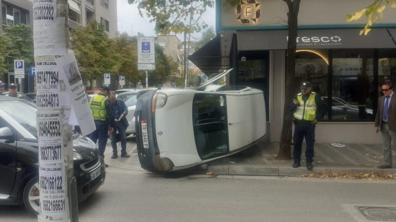 Përplasen dy automjete, njëri përmbyset në rrugë (FOTO)