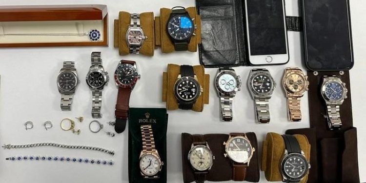 Sekuestrohen sende me vlerë në Rinas, aksesorë floriri dhe 14 ora të shtrenjta kontrabandë, pranga 42-vjeçarit