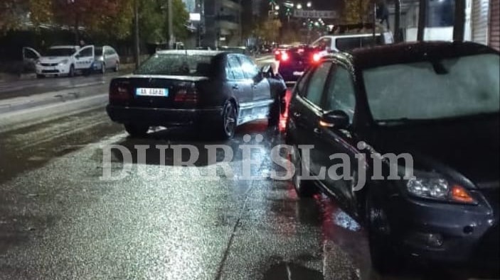 Durrës/ Përplasen 3 automjete në lagjen nr.17, detajet e para