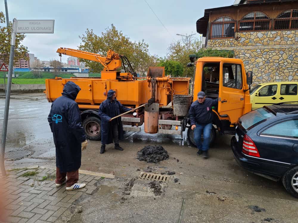 Pas reshjeve, UKD në terren për pastrimin e kanalizimeve të bllokuara (FOTO)