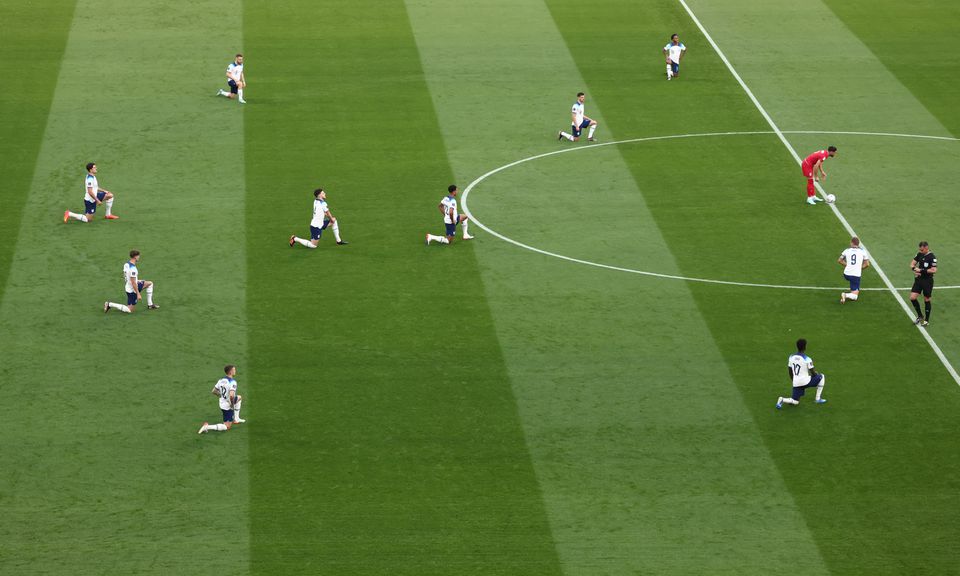 Botërori 2022/ Pse lojtarët e Anglisë ulen në gjunjë para fillimit të ndeshjes