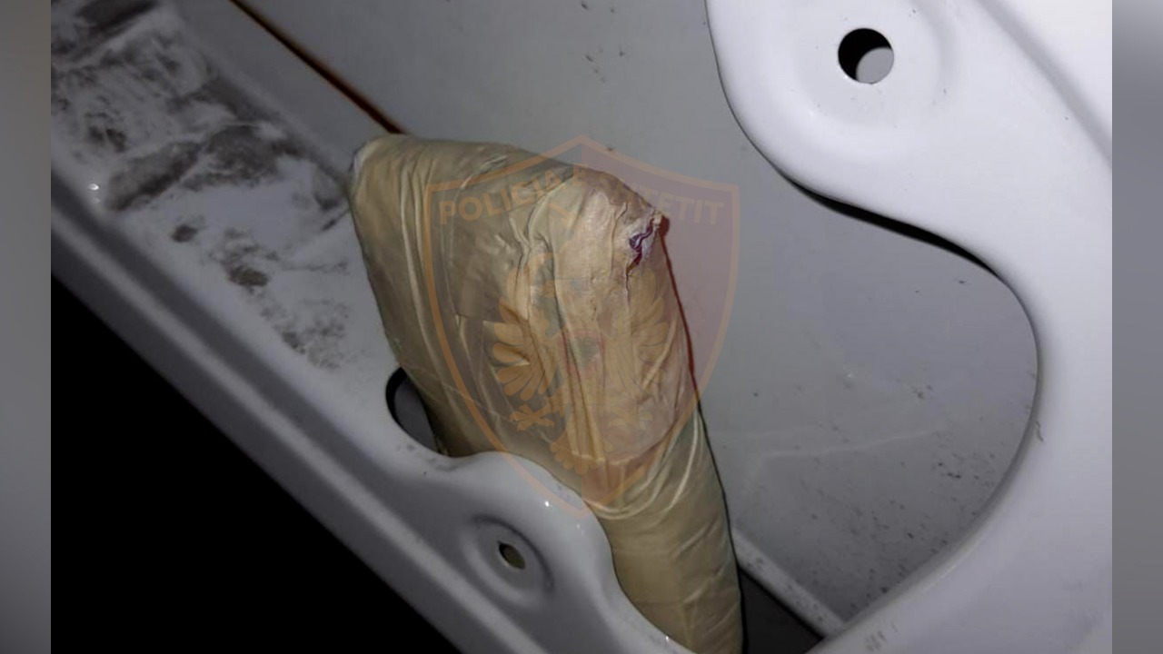 Tentoi të fuste mbi 16 mijë euro të padeklaruara nga porti i Durrësit, procedohet 48-vjeçari, sekuestrohen paratë