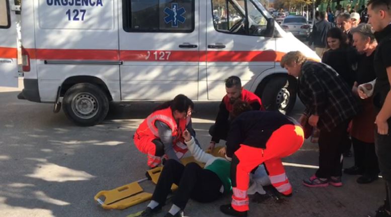 “Benz”-i përplas 55-vjeçaren teksa kalonte rrugën