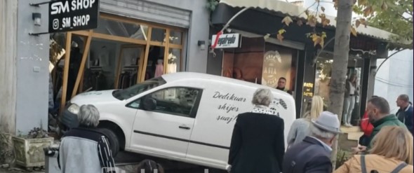 Shoferja humb kontrollin në Durrës, përfundon me makinë në dyqan