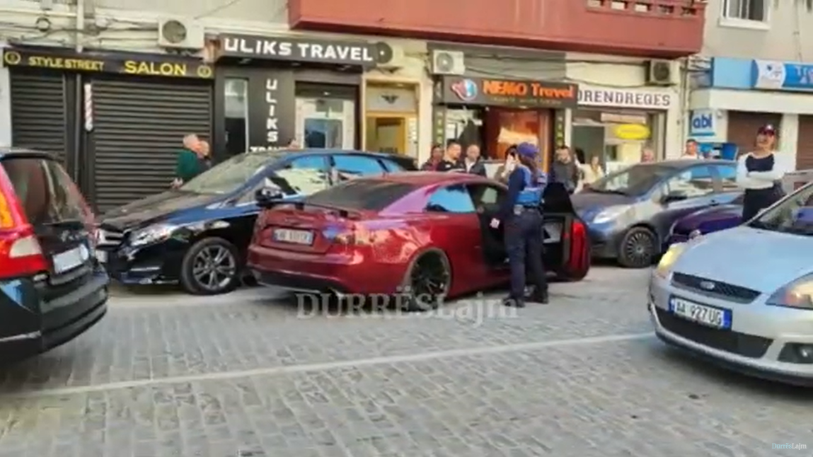 Aksident i trefishtë në qendër të Durrësit (VIDEO)