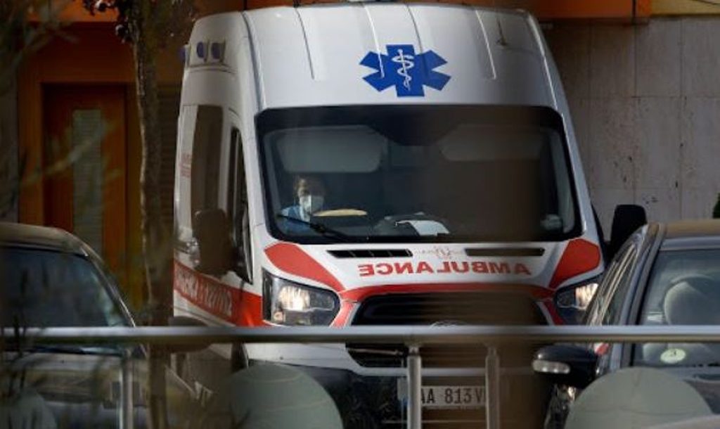 Detaje të rënda nga vdekja e 50-vjeçarit: U mbyll brenda në banesë dhe preu damarët me thikë (EMRI)