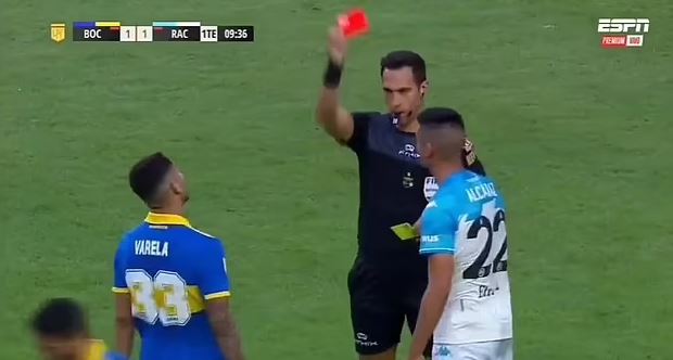 Arbitri kryesor e “lëshon” dorën, nxjerr nga xhepi 10 kartonë të kuq