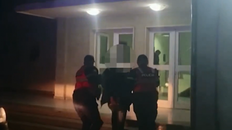 Grabitën me armë në banesë 89-vjeçarin, pranga 2 të rinjve (EMRAT)