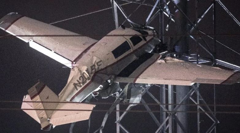 Avioni ngatërrohet dhe ngec në shtyllat e energjisë elektrike/ Mijëra banorë pa energji në SHBA