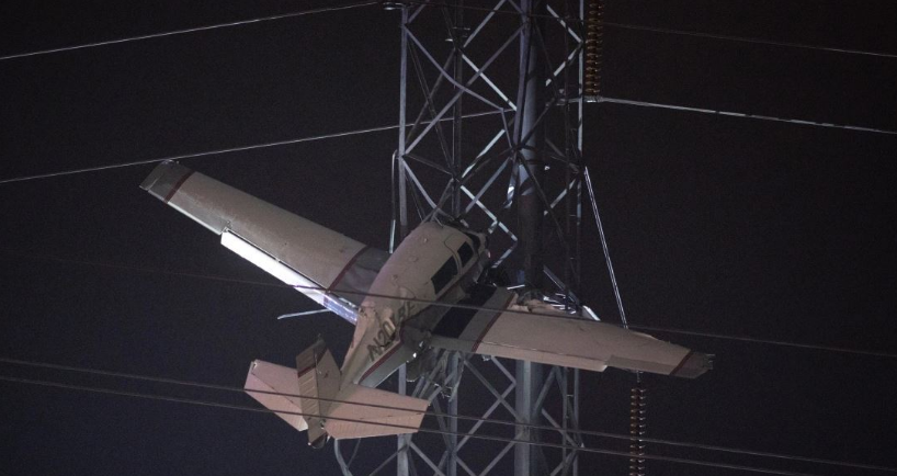 Avioni përplaset me shtyllën e tensionit të lartë, plagosen rëndë pasagjerët