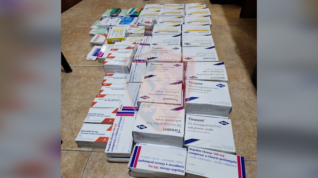 Tentoi të kontrabandonte medikamente mjekësore nga porti i Durrësit, procedohet 57-vjeçari