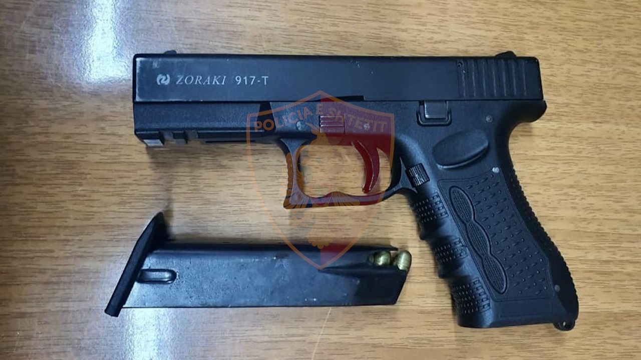 Qëlloi me armë drejt makinave të parkuara, arrestohet 39-vjeçari, drejtonte makinën i dehur