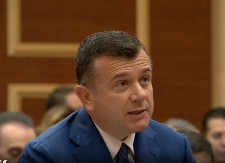 “Gol Brazili”/ Në Kuvend po diskutohet për portin, Balla nuk e “tradhëton” ekipin, sheh ndeshjen Brazil-Serbi