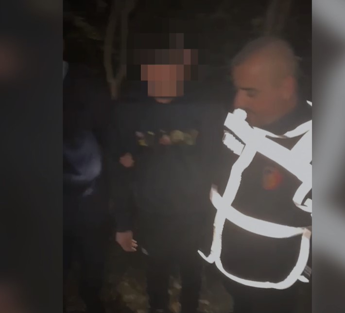 Vodhën me automatik një banesë në Krujë, arrestohen dy hajdutët laçianë (VIDEO)