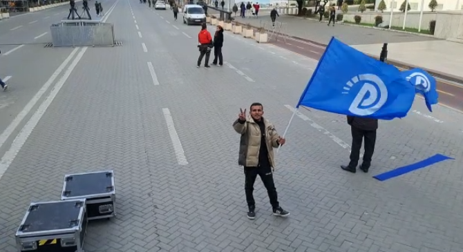 Protesta në orën 16:00, Berisha mbërrin në seli/ Mblidhen protestuesit e parë në Bulevard