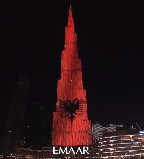 Kulla më e lartë në botë, Burj Khalifa “vishet” kuq e zi (VIDEO)