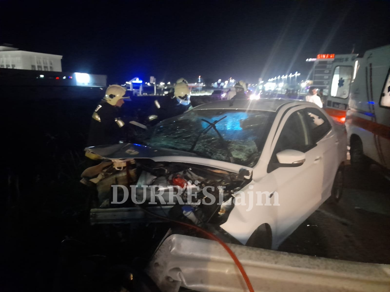 Durrës, aksidenti tragjik në autostradë me 2 të vdekur e një të plagosur, barrierat metalike kanë depërtuar brenda në mjet (FOTO)