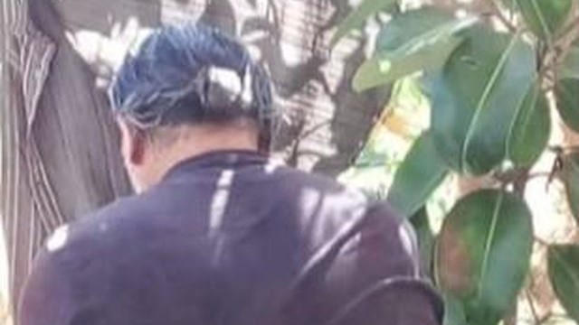 I ulur e me armën në brez, gazetari nxjerr foton, si e kërcënonte Gjergj Laçi familjen të mos dilte nga shtëpia