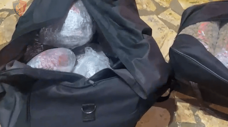 Video/ Tre çanta të mbushura me kanabis drejt Malit të Zi, si u arrestuan 3 të rinjtë