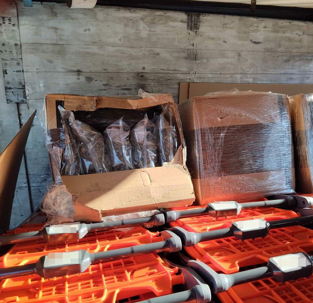 Sekuestrohen 59 kg marijuanë në kufirin greko-shqiptar, kamionisti gjendet i vdekur