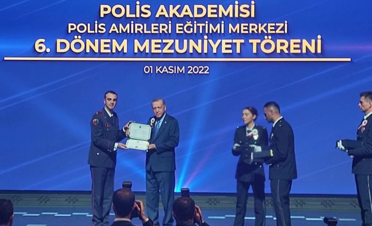 Erdoğan i dorëzon diplomën studentit shqiptar të policisë që përfundoi me rezultate të shkëlqyera