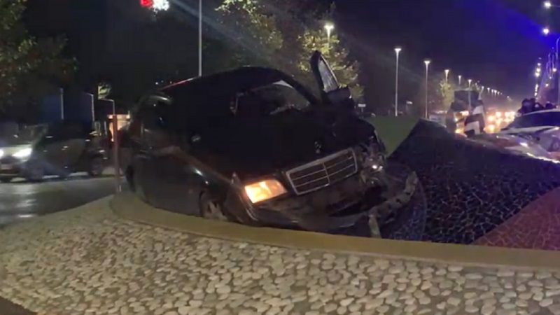 Aksidentohen dy makina, transportohen në spital drejtuesit