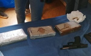 “Në shtëpinë time ka drogë dhe armë”, zbulohen 3 kg kokainë dhe një pistoletë, arrestohet në Spanjë shqiptari