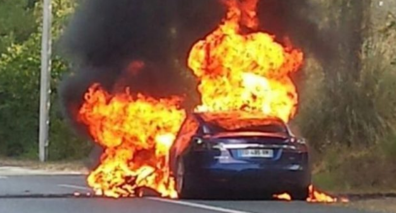 Shpërthen në flakë automjeti, shoferi braktis makinën dhe largohet