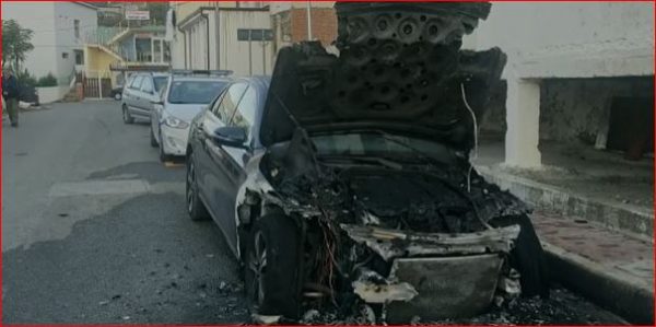 I vihet flaka një automjeti pranë spitalit në Lezhë