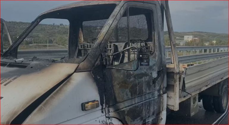 Kamionçina merr flakë në ecje, shpëton drejtuesi