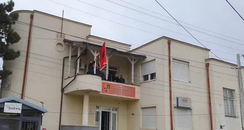 Vendoset flamuri kuqezi në Këshillin Kombëtar Shqiptar në Serbi